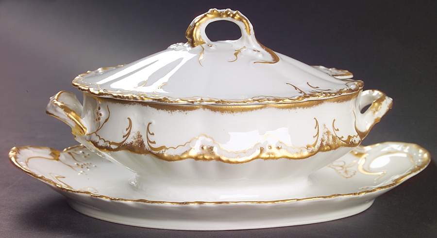 Schleiger 133 Gravy Boat w/Attached Underplate & Lid by Haviland-1