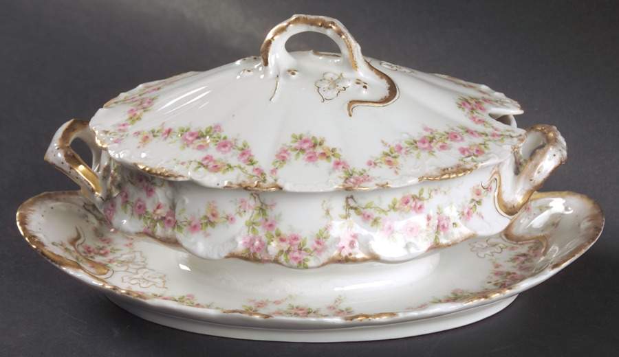 Schleiger 145 Gravy Boat w/Attached Underplate & Lid by Haviland-1
