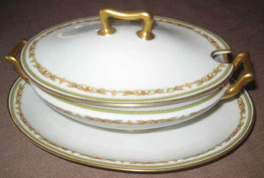 Schleiger 166 Gravy Boat w/Attached Underplate & Lid by Haviland-1