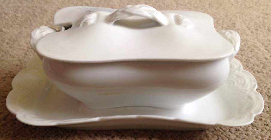 Schleiger 211 Gravy Boat w/Attached Underplate & Lid by Haviland-1