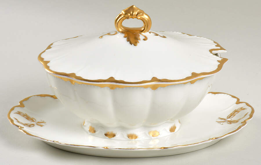 Schleiger 216 Gravy Boat w/Attached Underplate & Lid by Haviland-1