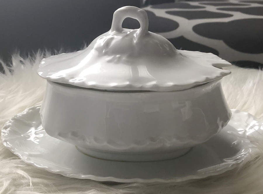 Schleiger 301 Gravy Boat w/Attached Underplate & Lid by Haviland-1