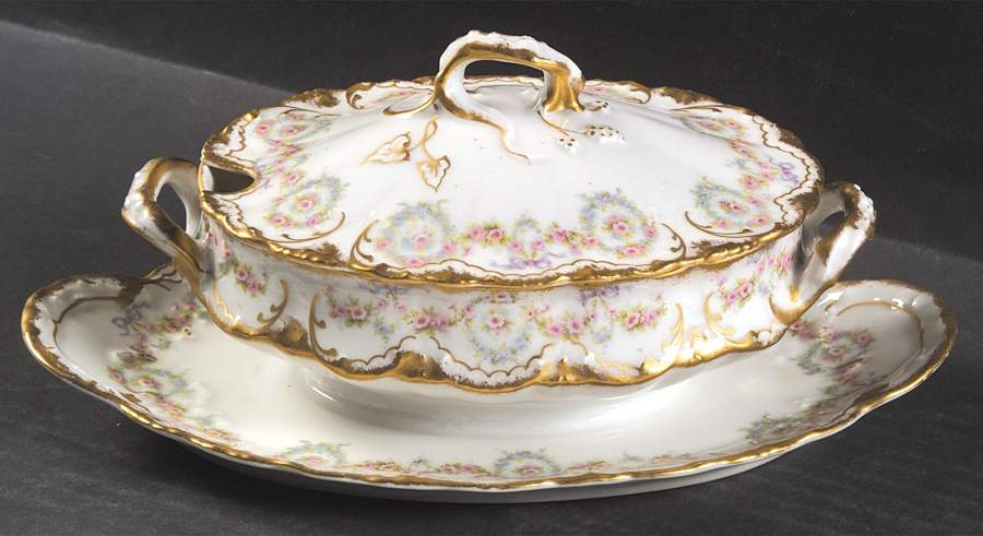 Schleiger 330 Gravy Boat w/Attached Underplate & Lid by Haviland-1