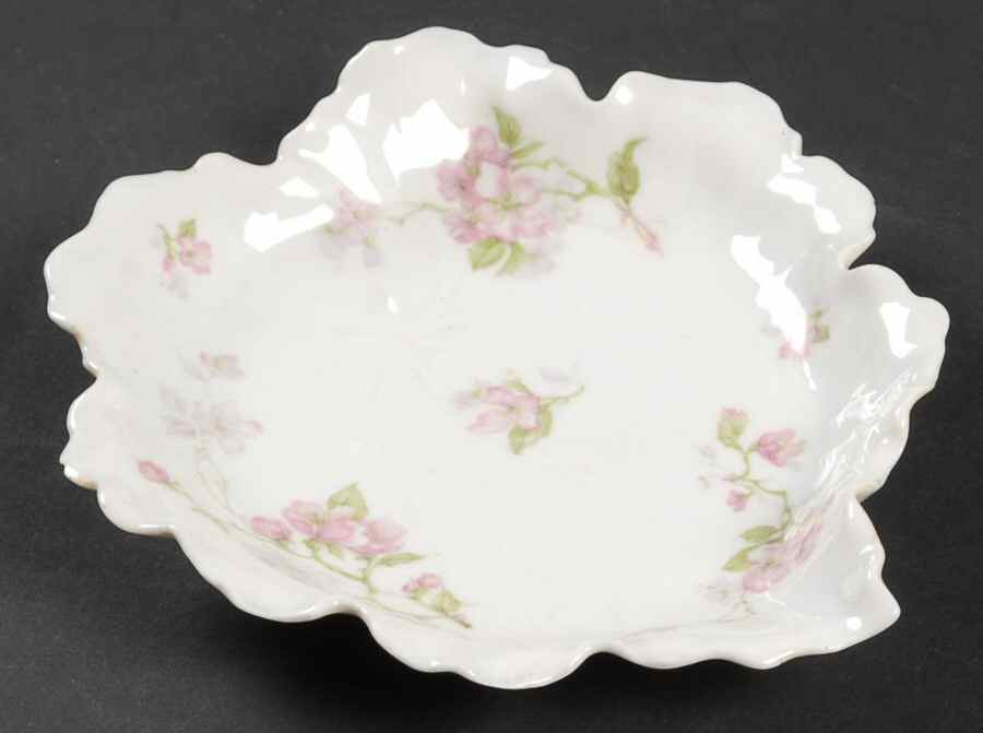 Schleiger 37 6" Leaf Dish by Haviland-1