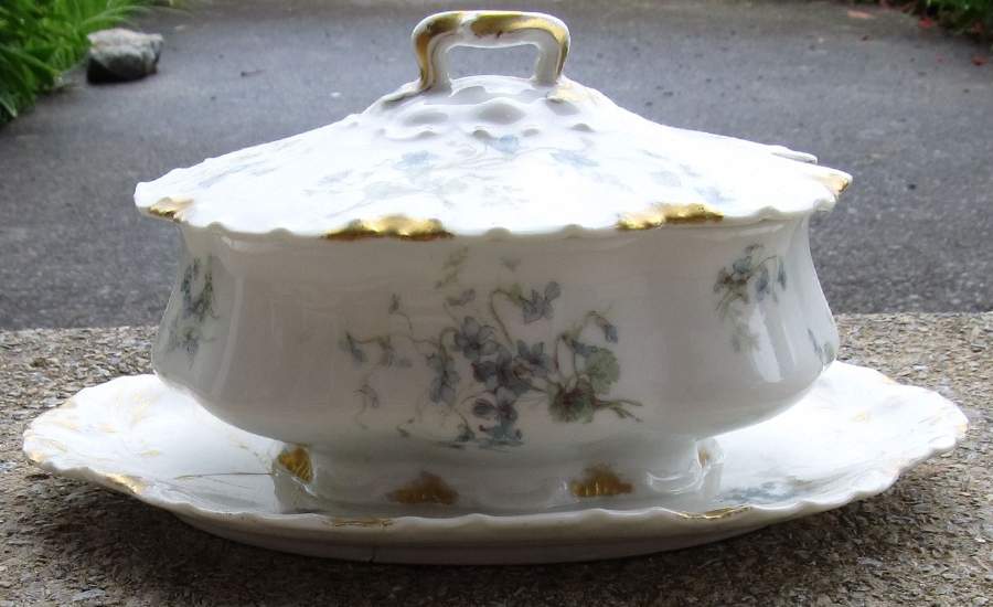 Schleiger 452i Gravy Boat w/Attached Underplate & Lid by Haviland-1