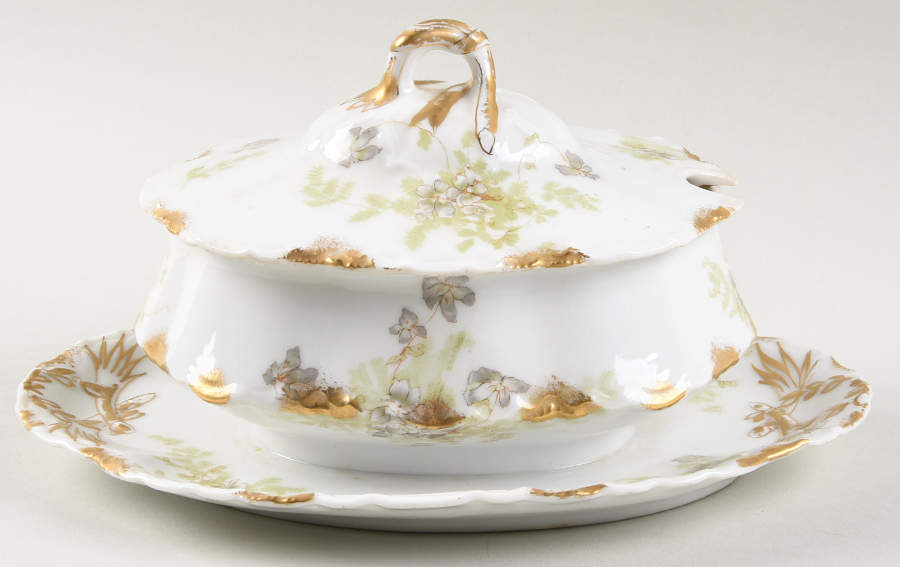 Schleiger 52h Gravy Boat w/Attached Underplate & Lid by Haviland-1