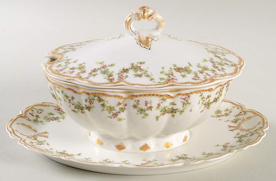 Schleiger 543 Gravy Boat w/Attached Underplate & Lid by Haviland-1