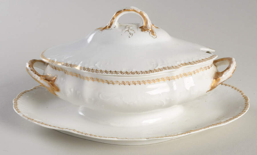 Schleiger 827 Gravy Boat w/Attached Underplate & Lid by Haviland-1