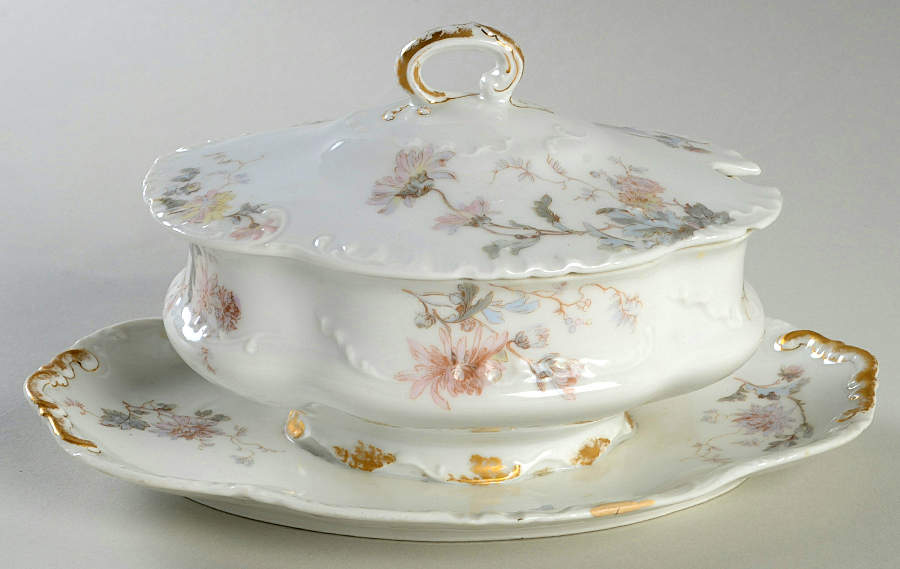 Schleiger 86 Gravy Boat w/Attached Underplate & Lid by Haviland-1