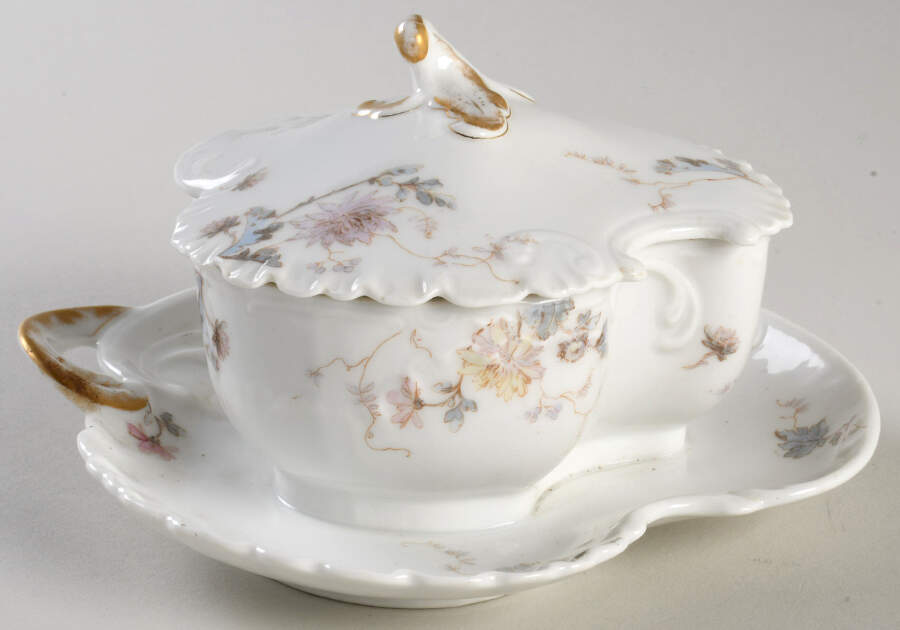 Schleiger 86 Sauce Boat with Attached Underplate & Lid by Haviland-1