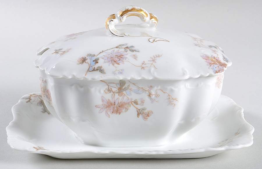 Schleiger 86 Gravy Boat w/Attached Underplate & Lid by Haviland-1