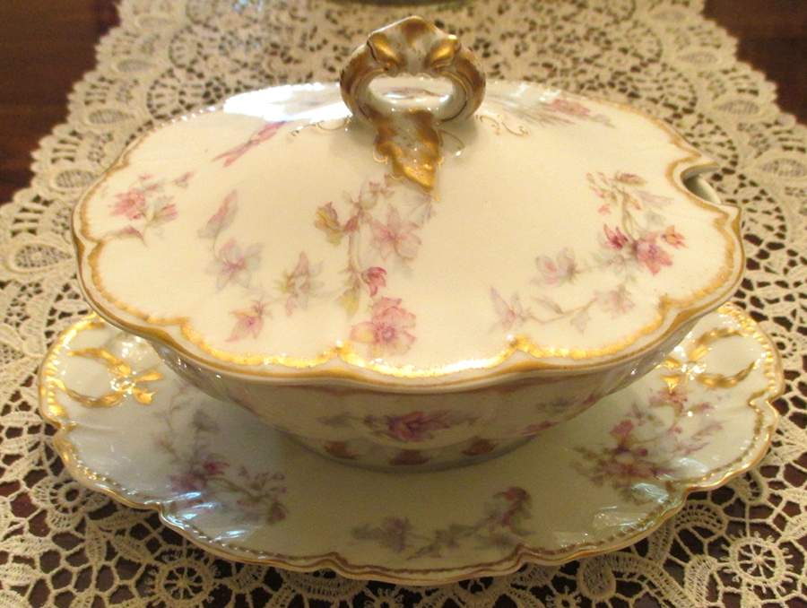 Schleiger 91A Gravy Boat w/Attached Underplate & Lid by Haviland-1