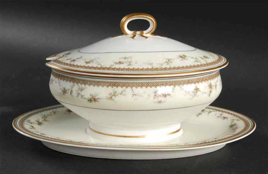 Yale Gravy Boat w/Attached Underplate & Lid by Haviland-1