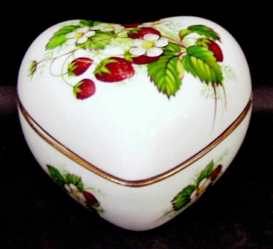 Strawberry Ripe (Small Scallops On Edge) Heart Shape Box & Lid by Hammersley-1