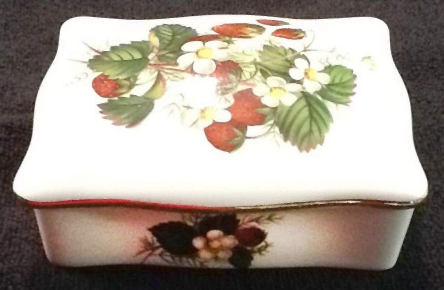 Strawberry Ripe (Small Scallops On Edge) Cigarette Box & Lid by Hammersley-1
