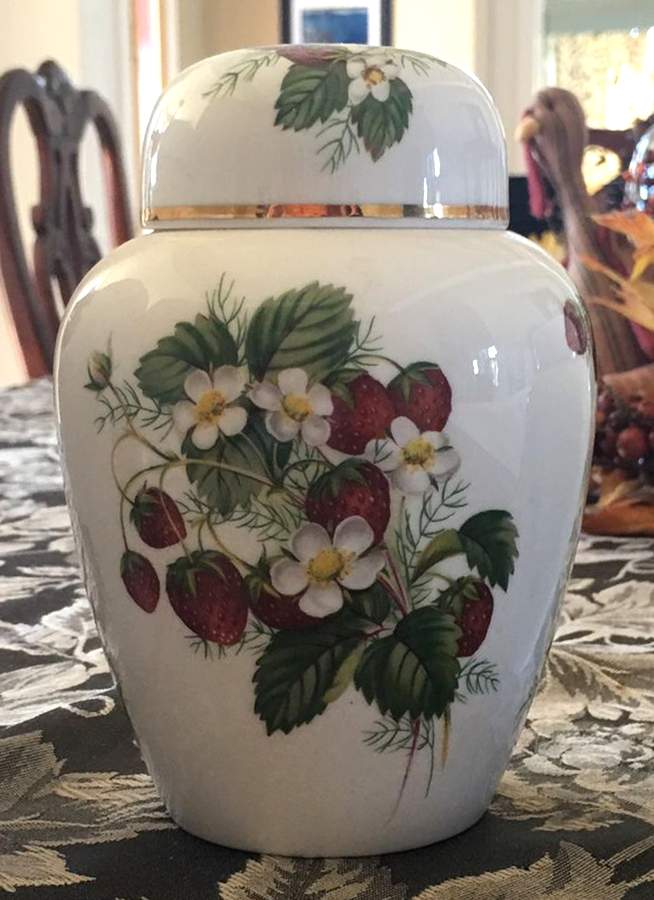 Strawberry Ripe (Small Scallops On Edge) Medium Ginger Jar & Lid by Hammersley-1