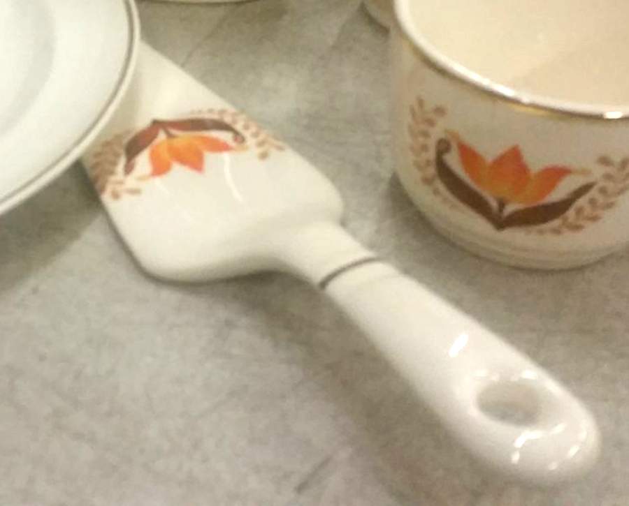 Modern Tulip Solid Ceramic Pie/Cake Server by Harker-1