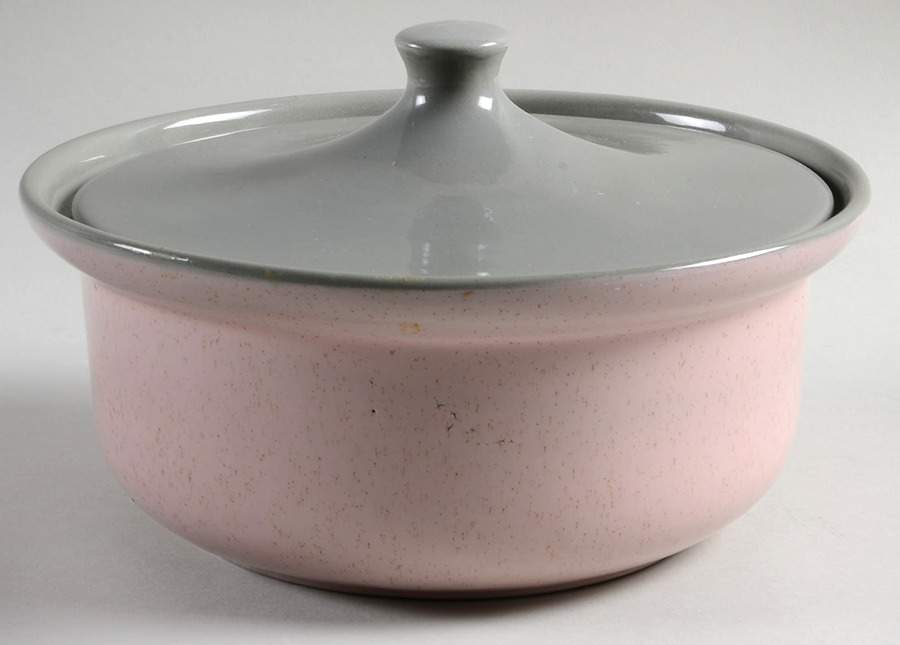Shell Pink 1.5 Qt Round Covered Casserole by Harker-1