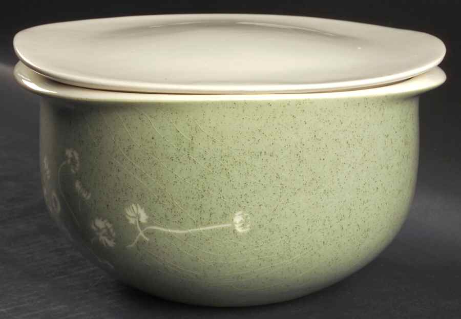 White Clover Meadow Green 2 Qt Round Covered Casserole by Harker-1