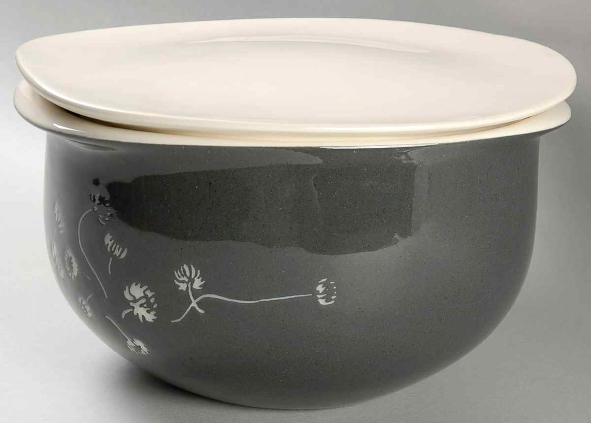 White Clover Charcoal Gray 2 Qt Round Covered Casserole by Harker-1