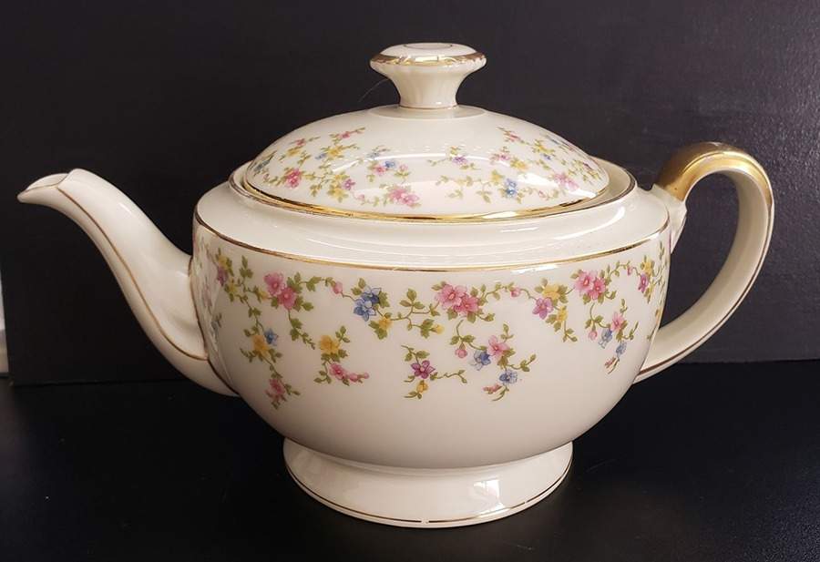 Arcadia (Gold Trim) Teapot & Lid by Heinrich - H&C-1