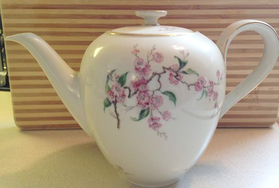 Blossomtime White Teapot & Lid by Heinrich - H&C-1