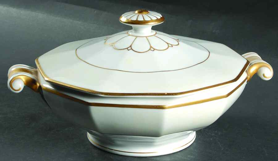 Colonial Round Covered Vegetable by Heinrich - H&C-1