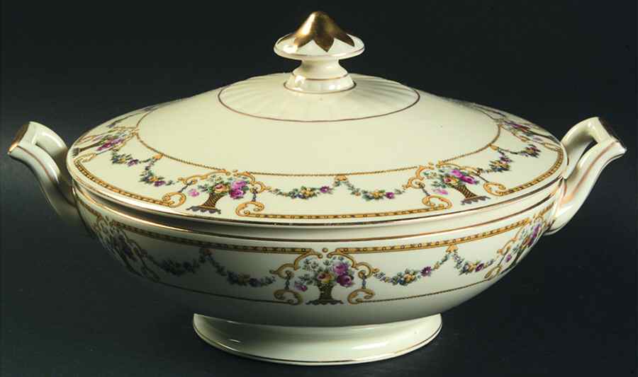 HC238 Round Covered Vegetable by Heinrich - H&C-1