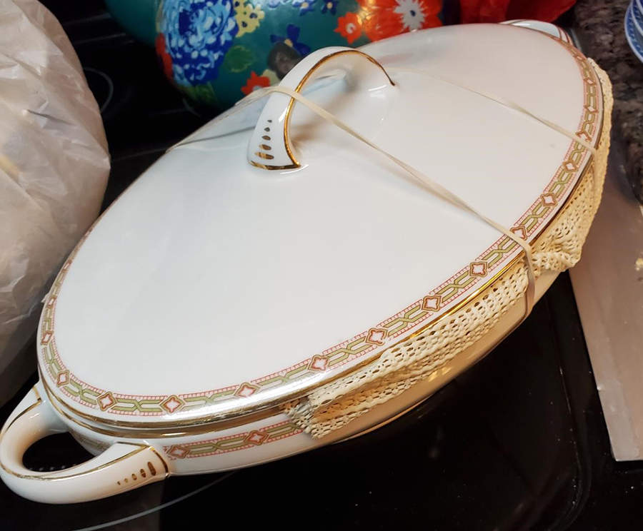 HC285 Oval Covered Vegetable by Heinrich - H&C-1