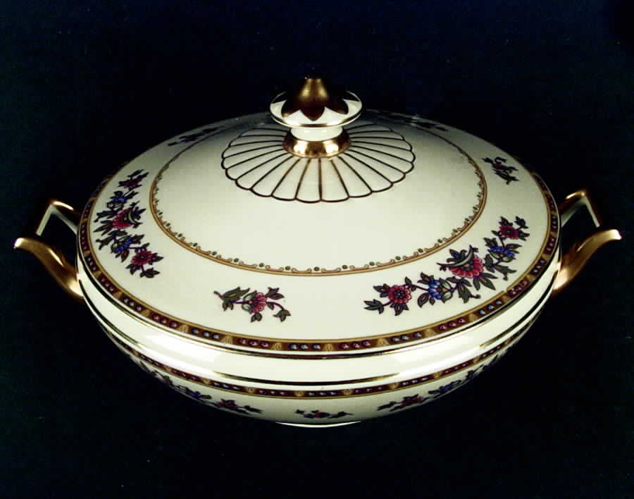 11856 Round Covered Vegetable by Heinrich - H&C-1