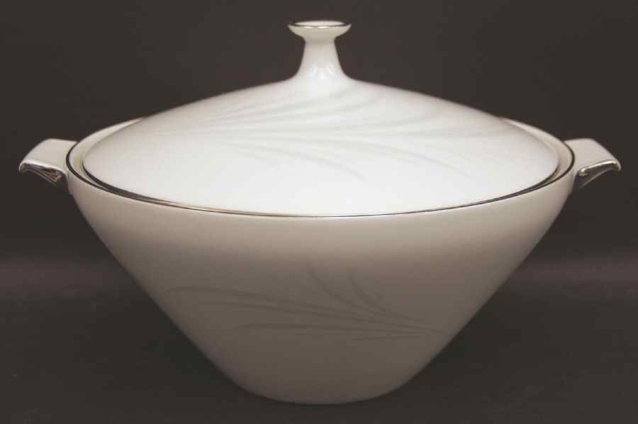 19307 Round Covered Vegetable by Heinrich - H&C-1