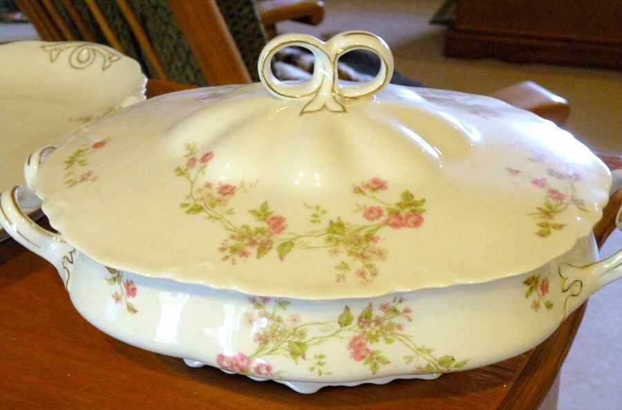 HC441 Oval Covered Vegetable by Heinrich - H&C-1