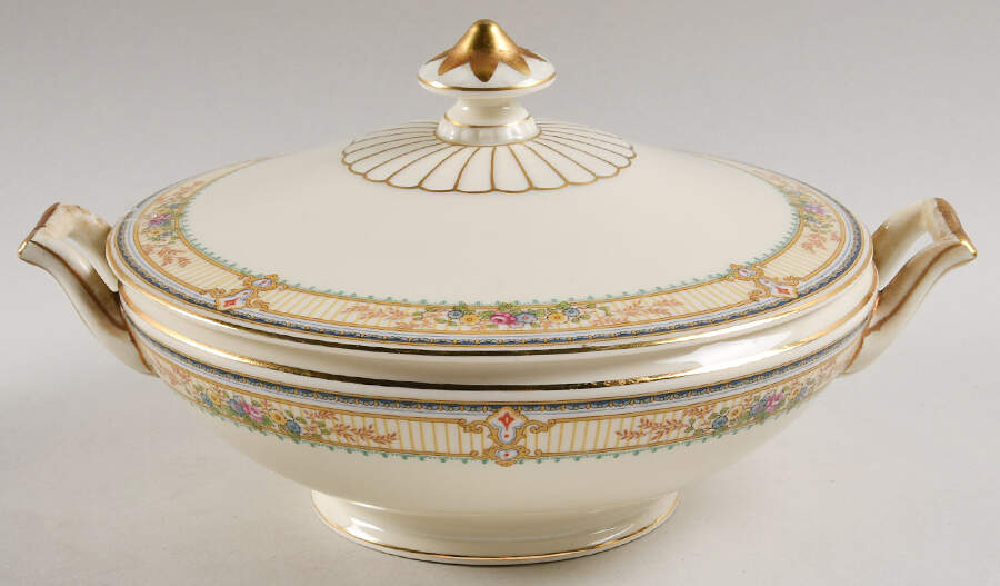 Mayfair Round Covered Vegetable by Heinrich - H&C-1