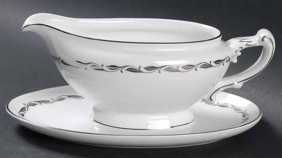 Silver Wreath Gravy Boat with Attached Underplate by Heinrich - H&C-1