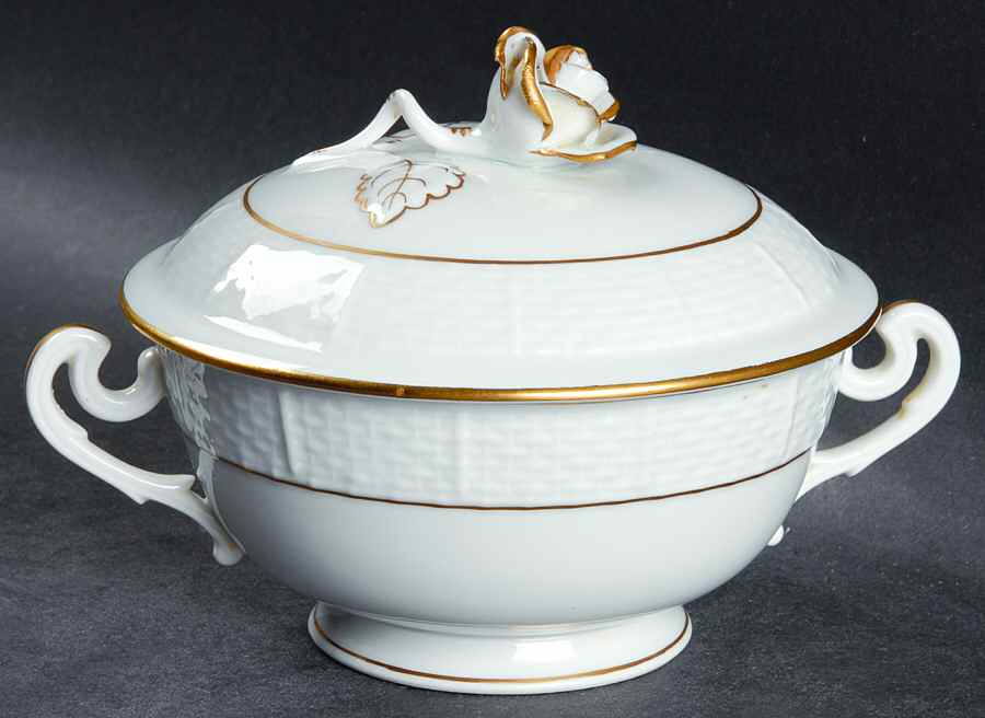 Golden Edge Newer (HDE) Bouillon Soup W/Lid by Herend-1