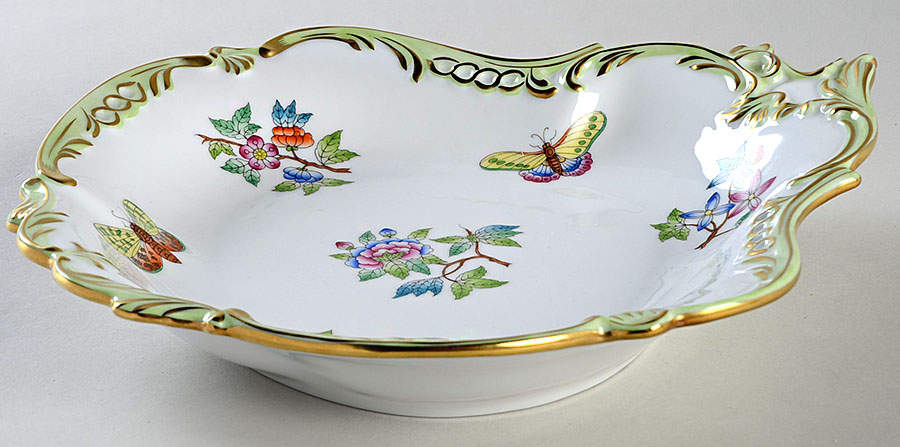 Queen Victoria (Green Border) Rococo/Wave Dish by Herend-1