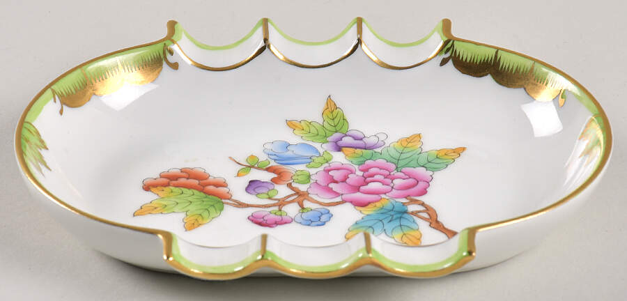 Queen Victoria (Green Border) 5" Oval Ashtray with 6 Slot by Herend-1