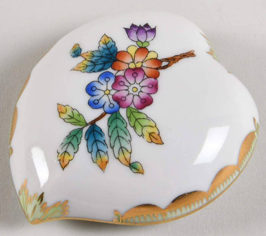 Queen Victoria (Green Border) Lid for 3" Heart Shape Bon Bon by Herend-1