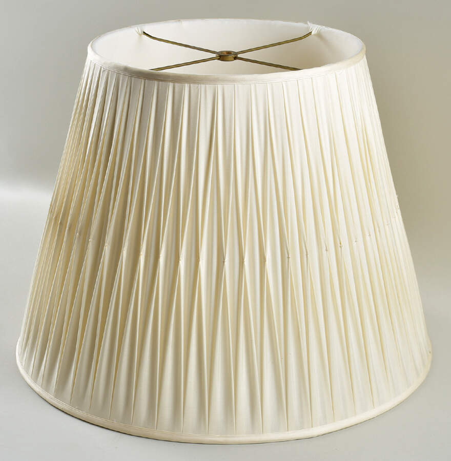 Queen Victoria (Green Border) Shade for 28" Electric Lamp by Herend-1