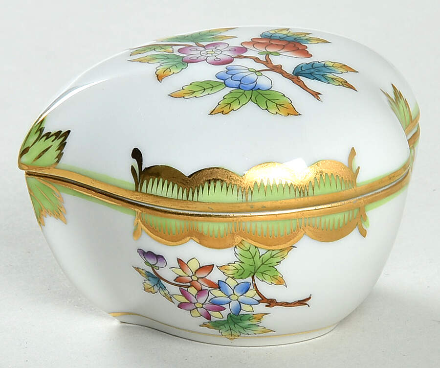 Queen Victoria (Green Border) 3" Heart Shape Bon Bon & Lid by Herend-1