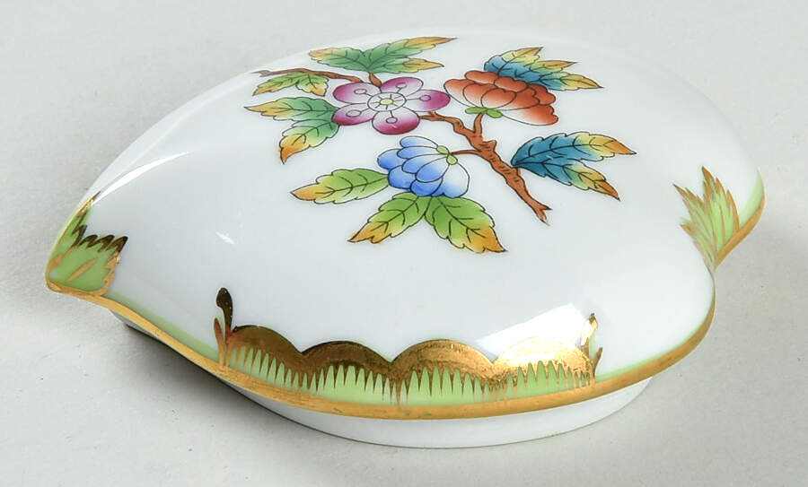 Queen Victoria (Green Border) Lid for 3" Heart Shape Bon Bon by Herend-1