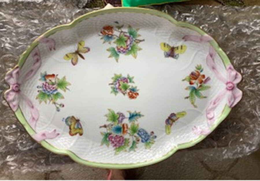 Queen Victoria (Green Border) 16" Oval Ribbon Tray by Herend-1