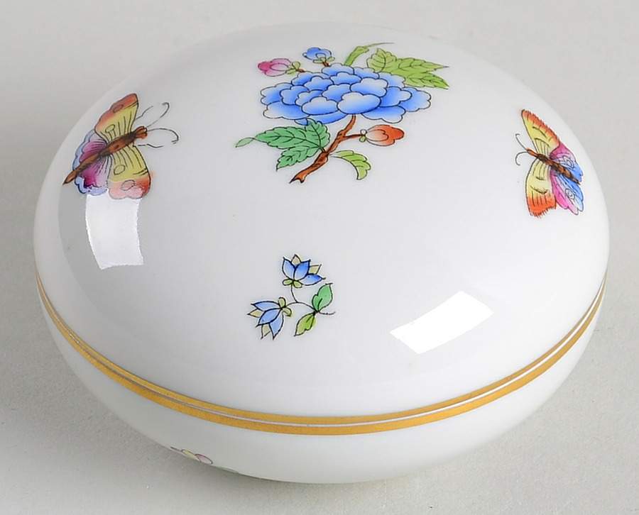 Queen Victoria (Green Border) 3" Round Box & Lid by Herend-1