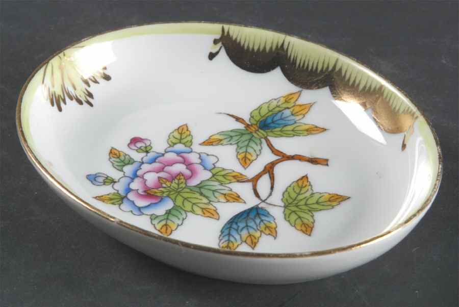Queen Victoria (Green Border) 3" Oval Ashtray by Herend-1