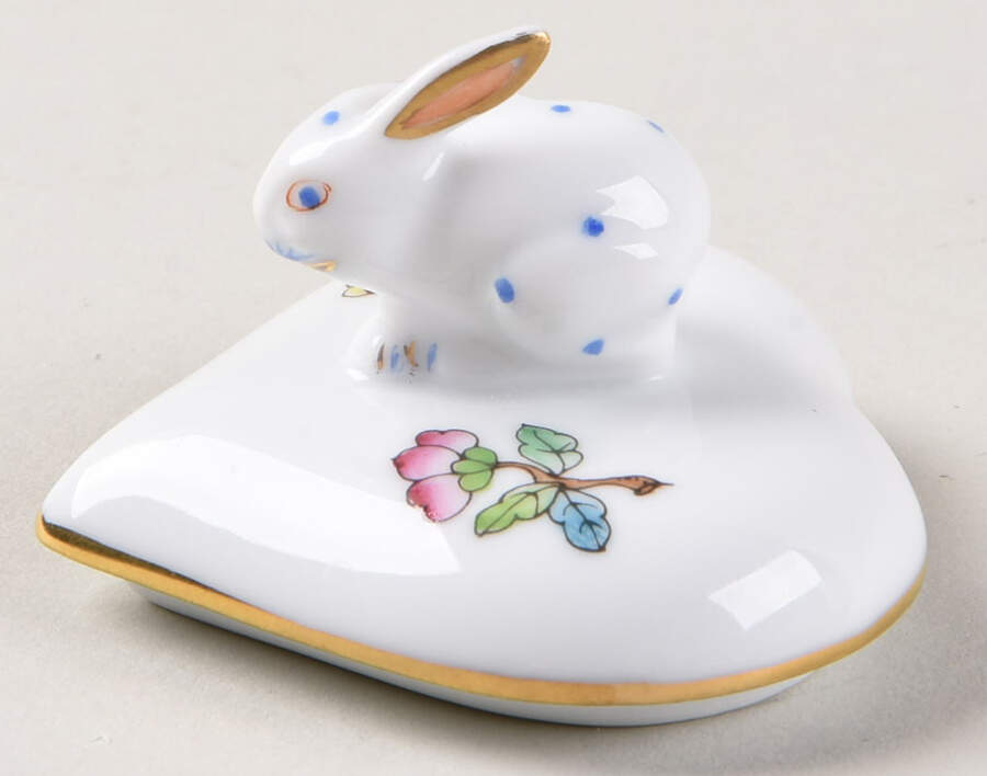 Queen Victoria Older (VA) Lid for Heart Shape Box by Herend-1