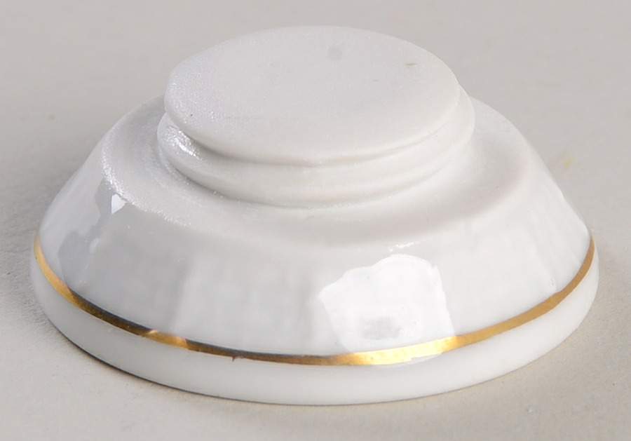 Queen Victoria Older (VA) Ceramic Stopper for Pepper Shaker by Herend-1
