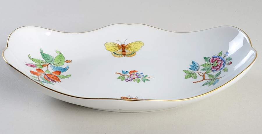 Queen Victoria Older (VA) 9" Scalloped Oval Tray by Herend-1