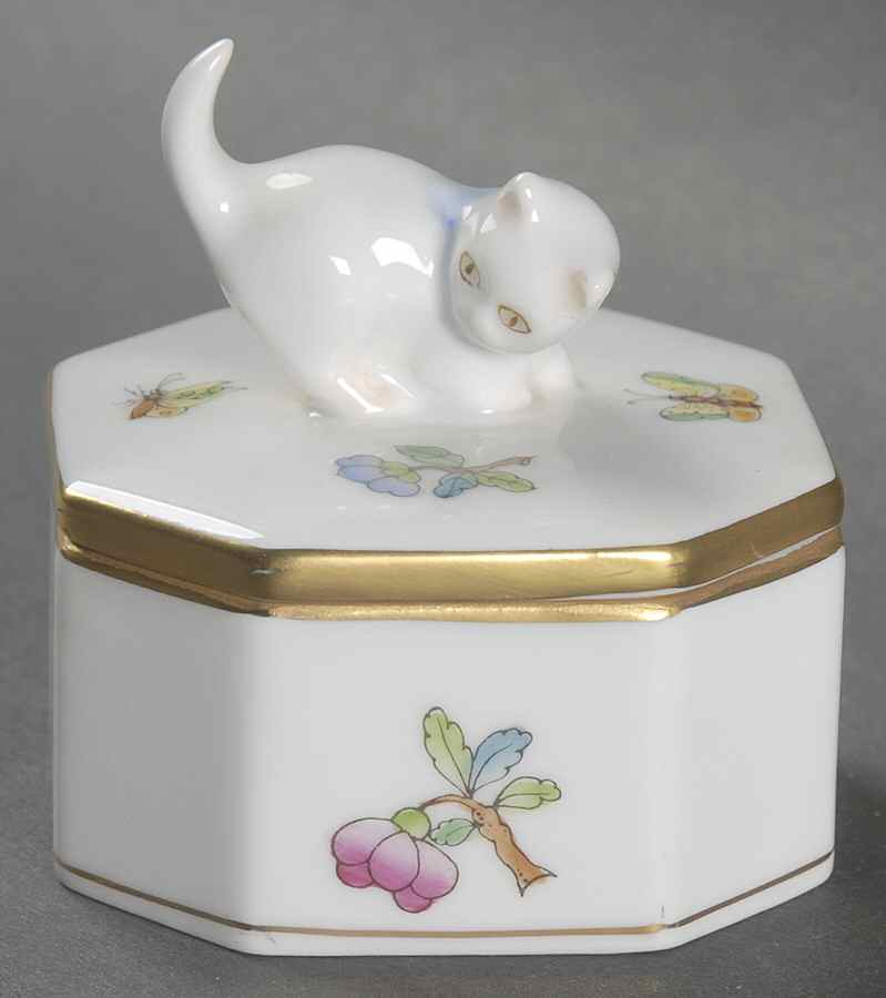 Queen Victoria Older (VA) Bon Bon & Lid by Herend-1