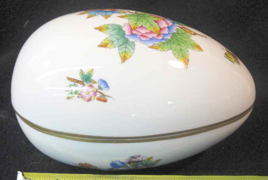 Queen Victoria Older (VA) Large Egg Bon Bon & Lid by Herend-1