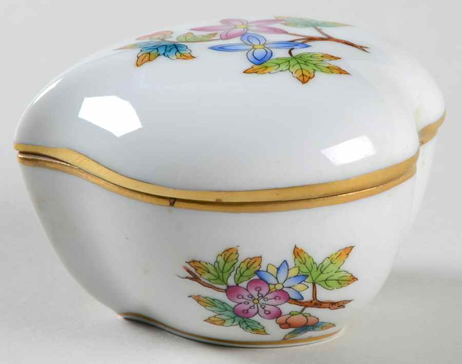 Queen Victoria Older (VA) 3" Heart Shape Bon Bon & Lid by Herend-1